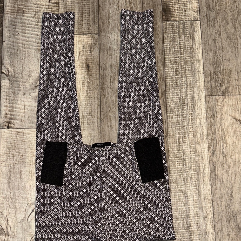 Forever 21 Geometric Black and White Leggings-size SMALL